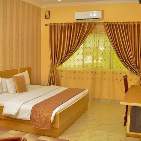 Fawzy Hotel 伊巴丹 外观 照片