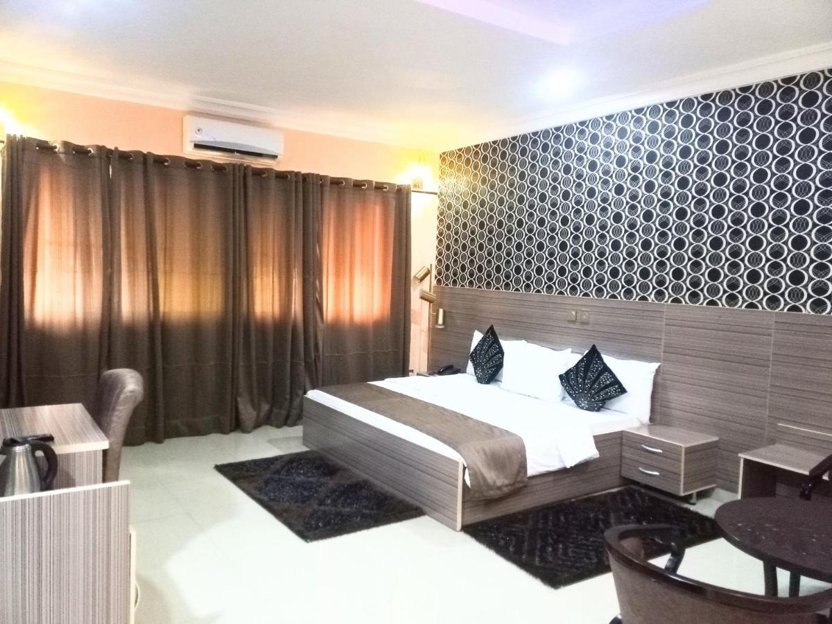 Fawzy Hotel 伊巴丹 外观 照片