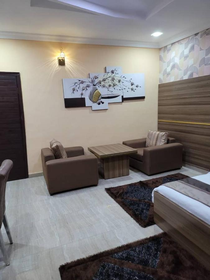 Fawzy Hotel 伊巴丹 外观 照片