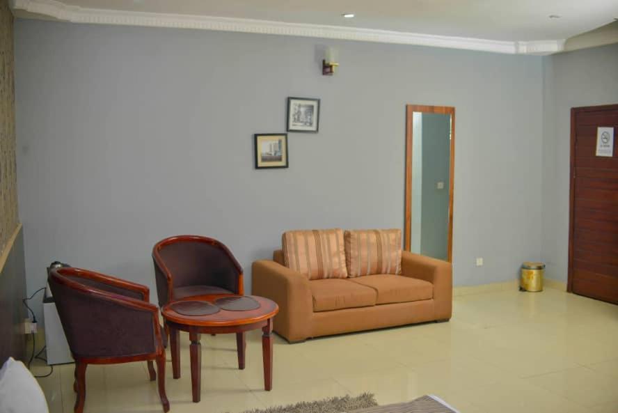Fawzy Hotel 伊巴丹 外观 照片