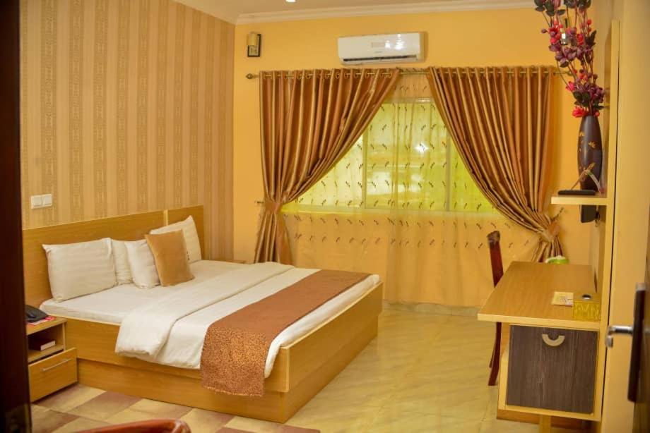 Fawzy Hotel 伊巴丹 外观 照片