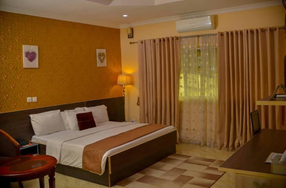 Fawzy Hotel 伊巴丹 外观 照片