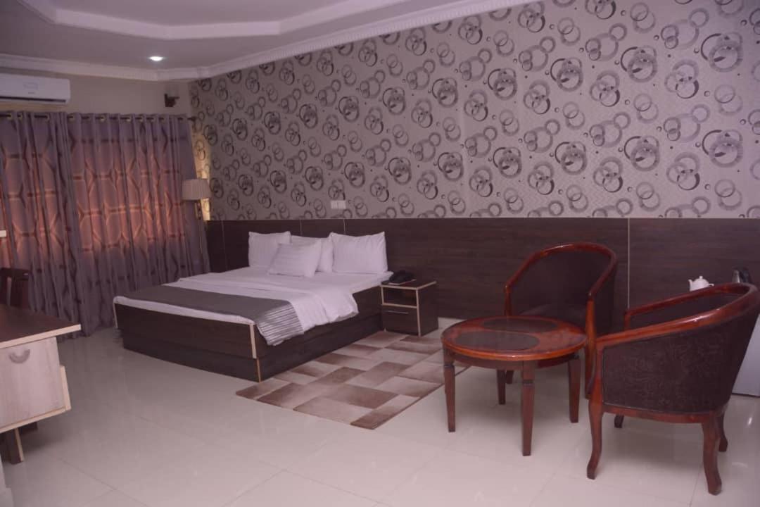 Fawzy Hotel 伊巴丹 外观 照片