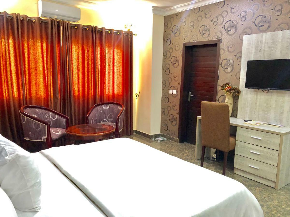 Fawzy Hotel 伊巴丹 外观 照片